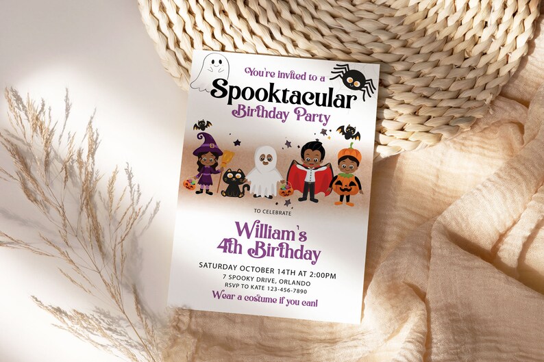 Op de afbeelding: Een uitnodiging voor een Halloween-verjaardagsfeestje met de tekst "Spooktacular Birthday Party" en "William's 4e verjaardag". De uitnodiging bevat cartoon illustraties van een spook, heks, zwarte kat, vampier en pompoen.