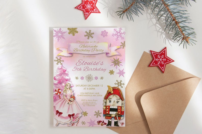 Op de afbeelding: Een roze en gouden Nutcracker Birthday Party uitnodiging met een illustratie van een ballerina en een notenkraker. De uitnodiging bevat de tekst "Elouise's 5th Birthday" en evenementdetails. Een bruine envelop en rode sterdecoraties zijn ook zichtbaar.