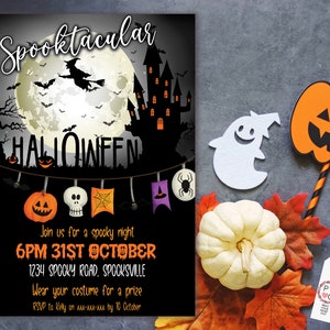 Op de afbeelding: Een Halloween-uitnodiging met een spookachtig thema. Het ontwerp toont een volle maan, een spookhuis en een heks op een bezem. De tekst luidt "Spooktacular" en "Halloween". Extra decoraties zijn pompoenen, vleermuizen en een banner met Halloween-symbolen.