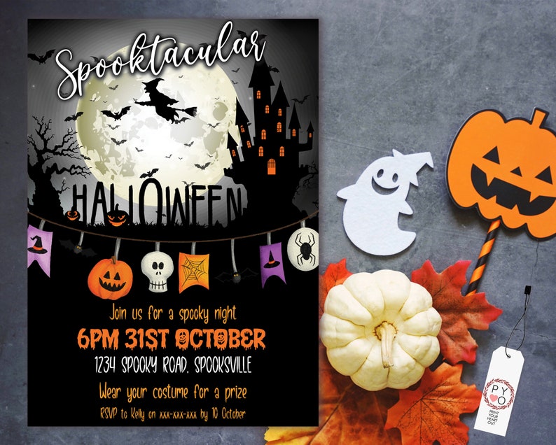 Op de afbeelding: Een Halloween-uitnodiging met een spookachtig thema. Het ontwerp toont een volle maan, een spookhuis en een heks op een bezem. De tekst luidt "Spooktacular" en "Halloween". Extra decoraties zijn pompoenen, vleermuizen en een banner met Halloween-symbolen.