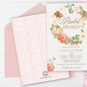 Puede incluir: Una invitaci&oacute;n a un brunch de novia con una ilustraci&oacute;n de acuarela de una corona floral con calabazas. El texto dice "Brunch de novia" e incluye el nombre de la novia, la fecha, la hora y la ubicaci&oacute;n. Tambi&eacute;n se incluye informaci&oacute;n de RSVP.