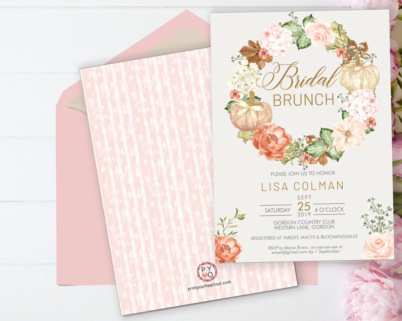 Puede incluir: Una invitaci&oacute;n a un brunch de novia con una ilustraci&oacute;n de acuarela de una corona floral con calabazas. El texto dice "Brunch de novia" e incluye el nombre de la novia, la fecha, la hora y la ubicaci&oacute;n. Tambi&eacute;n se incluye informaci&oacute;n de RSVP.