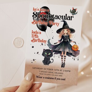 K&ouml;nnte beinhalten: Eine rechteckige Geburtstagseinladungskarte mit einer Hexenillustration, schwarzen Luftballons, einer schwarzen Katze und einem K&uuml;rbis. Der Text lautet: Let's have a Spooktacular Birthday Party, Jada's 12th Birthday, Saturday October 14th at 2:00PM, 7 Spooky Drive, Orlando, RSVP to Kate 123-456-7890, Wear a costume if you can!