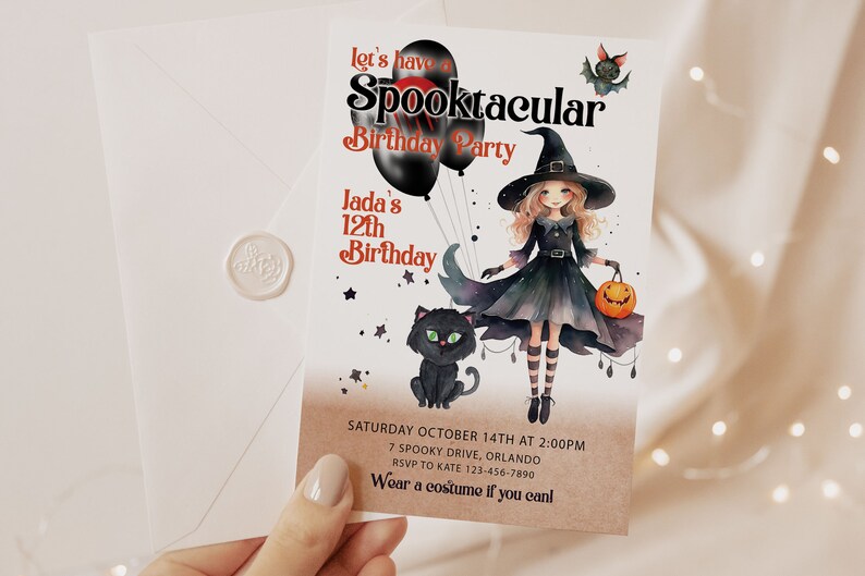 K&ouml;nnte beinhalten: Eine rechteckige Geburtstagseinladungskarte mit einer Hexenillustration, schwarzen Luftballons, einer schwarzen Katze und einem K&uuml;rbis. Der Text lautet: Let's have a Spooktacular Birthday Party, Jada's 12th Birthday, Saturday October 14th at 2:00PM, 7 Spooky Drive, Orlando, RSVP to Kate 123-456-7890, Wear a costume if you can!
