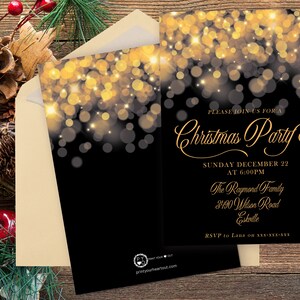 Może przedstawiać: Zaproszenie na przyjęcie bożonarodzeniowe ze złotym efektem bokeh na czarnym tle. Zaproszenie zawiera tekst "Please join us for a Christmas Party" oraz szczeg&oacute;ły wydarzenia. Dołączona jest koperta.