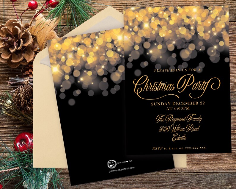 Może przedstawiać: Zaproszenie na przyjęcie bożonarodzeniowe ze złotym efektem bokeh na czarnym tle. Zaproszenie zawiera tekst "Please join us for a Christmas Party" oraz szczeg&oacute;ły wydarzenia. Dołączona jest koperta.