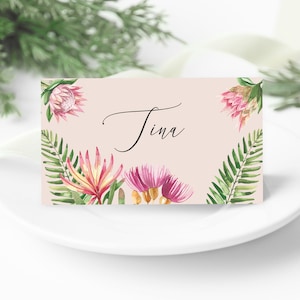 Modelo de marcador de lugar King Protea, cartões editáveis DIY, conjuntos de mesa para impressão, cartões florais tropicais, download de folhagens rosas, marcador de lugar com flores