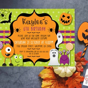 K&ouml;nnte beinhalten: Eine Halloween-Einladung mit dem Text "Kaylees 6. Geburtstag". Die Einladung zeigt einen gr&uuml;nen Hintergrund mit wei&szlig;en Punkten, orangefarbenen und lila Streifen sowie Halloween-Illustrationen, darunter ein Spinnennetz, K&uuml;rbisse und Monster.