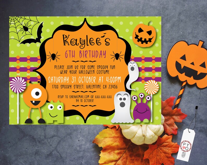 K&ouml;nnte beinhalten: Eine Halloween-Einladung mit dem Text "Kaylees 6. Geburtstag". Die Einladung zeigt einen gr&uuml;nen Hintergrund mit wei&szlig;en Punkten, orangefarbenen und lila Streifen sowie Halloween-Illustrationen, darunter ein Spinnennetz, K&uuml;rbisse und Monster.