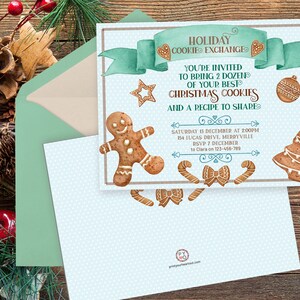 Pu&ograve; includere: Un invito azzurro per uno scambio di biscotti natalizi con illustrazioni di biscotti di pan di zenzero. L'invito include il testo "YOU'RE INVITED TO BRING 2 DOZEN OF YOUR BEST CHRISTMAS COOKIES AND A RECIPE TO SHARE". &Egrave; inclusa una busta.