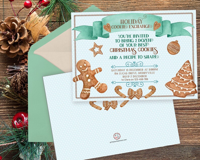 Pu&ograve; includere: Un invito azzurro per uno scambio di biscotti natalizi con illustrazioni di biscotti di pan di zenzero. L'invito include il testo "YOU'RE INVITED TO BRING 2 DOZEN OF YOUR BEST CHRISTMAS COOKIES AND A RECIPE TO SHARE". &Egrave; inclusa una busta.