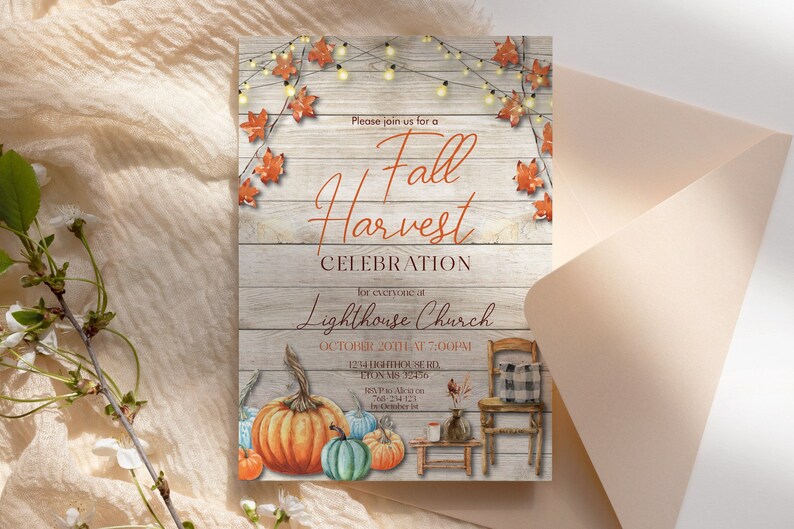 K&ouml;nnte beinhalten: Einladung zur Herbst-Ernte-Feier mit rustikalem Holz-Hintergrund, orangefarbenen und gr&uuml;nen K&uuml;rbissen, einem Holzstuhl mit kariertem Kissen und Lichterketten mit Herbstbl&auml;ttern. Der Text lautet: "Bitte schlie&szlig;en Sie sich uns zu einer Herbst-Ernte-Feier f&uuml;r alle in der Lighthouse Church an, am 20. Oktober um 19:00 Uhr, 1234 Lighthouse Rd, Etorias 12416."