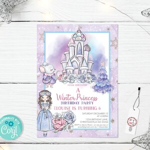 Op de afbeelding: Een Winter Prinses verjaardagsfeest uitnodiging met aquarel illustraties van een kasteel, muis en meisje. De uitnodiging bevat de tekst "Eloise wordt 6" en evenement details. Het ontwerp heeft een lichtpaars en blauw kleurenschema.
