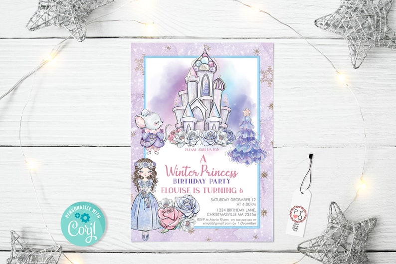 Op de afbeelding: Een Winter Prinses verjaardagsfeest uitnodiging met aquarel illustraties van een kasteel, muis en meisje. De uitnodiging bevat de tekst "Eloise wordt 6" en evenement details. Het ontwerp heeft een lichtpaars en blauw kleurenschema.