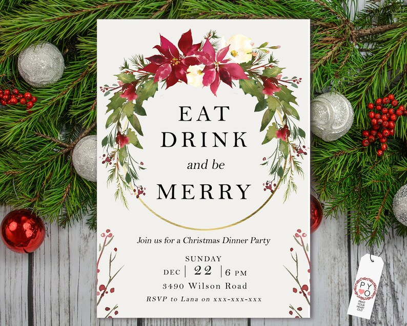 Pu&ograve; includere: Un invito a una cena di Natale con il testo "EAT DRINK and be MERRY" all'interno di una ghirlanda floreale. L'invito include data, ora e luogo: Domenica 22 dicembre, ore 18:00, 3490 Wilson Road. Elementi decorativi includono bacche rosse e verde.