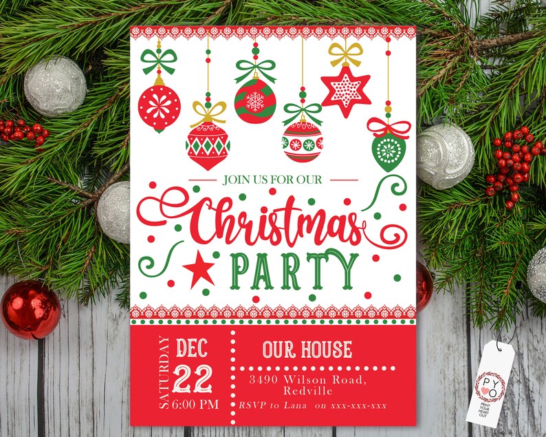 Puede incluir: Una invitaci&oacute;n a una fiesta de Navidad con un dise&ntilde;o festivo. La invitaci&oacute;n presenta adornos rojos y verdes, las palabras "Christmas Party" y los detalles del evento. La fecha es el 22 de diciembre y la hora es a las 18:00. La invitaci&oacute;n est&aacute; sobre un fondo blanco.