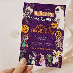 Pu&ograve; includere: Un invito di compleanno rettangolare a tema Halloween con sfondo viola, pois neri e varie illustrazioni di mostri. Il testo recita: You're invited to a Halloween Spooky Celebration, William's 8th Birthday, Saturday October 14th at 2:00PM, 7 Spooky Drive, Orlando, RSVP to Kate 123-456-7890, Wear a costume if you can!