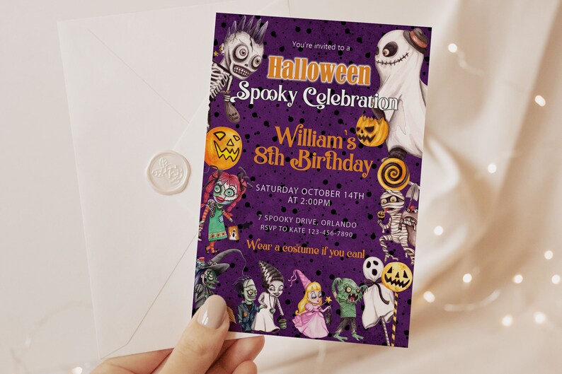 Pu&ograve; includere: Un invito di compleanno rettangolare a tema Halloween con sfondo viola, pois neri e varie illustrazioni di mostri. Il testo recita: You're invited to a Halloween Spooky Celebration, William's 8th Birthday, Saturday October 14th at 2:00PM, 7 Spooky Drive, Orlando, RSVP to Kate 123-456-7890, Wear a costume if you can!