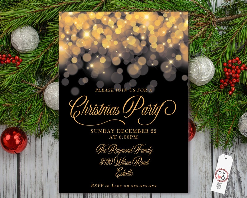 Może przedstawiać: Zaproszenie na przyjęcie bożonarodzeniowe z czarnym tłem i złotym efektem bokeh. Tekst brzmi "Please join us for a Christmas Party" z datą, godziną i informacjami RSVP. Zaproszenie otoczone jest bożonarodzeniową zielenią i ozdobami.