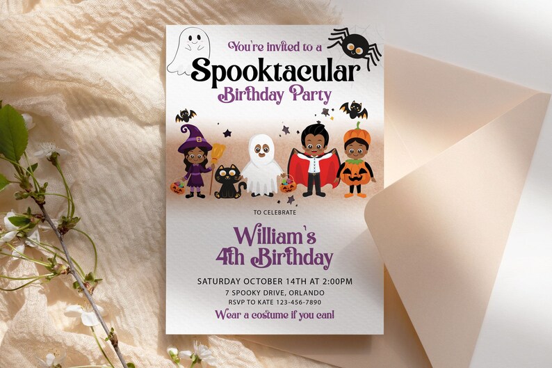 Op de afbeelding: Een Halloween-thema verjaardagsfeest uitnodiging met de tekst "Spooktacular Birthday Party". De uitnodiging bevat cartoon illustraties van een heks, een spook, een vampier en een pompoen. De uitnodiging is voor William's 4e verjaardag.