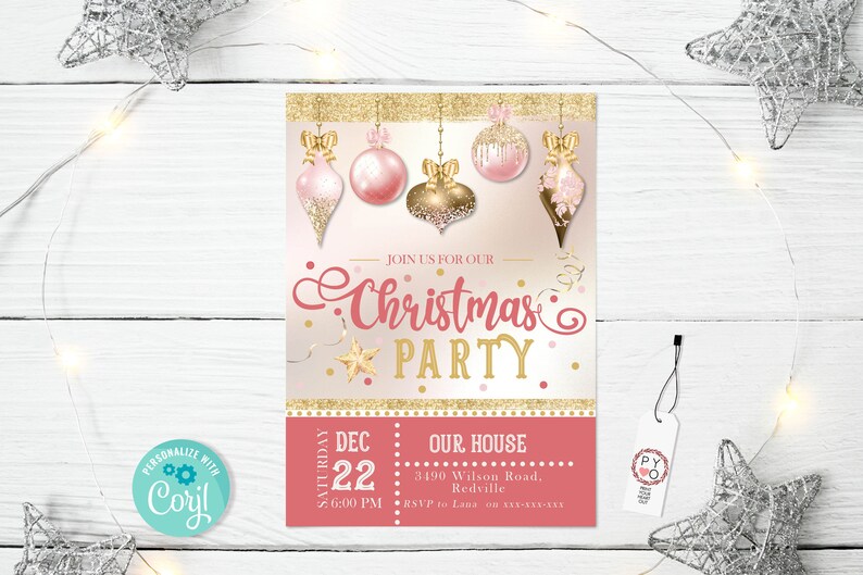 Peut inclure: Une invitation &agrave; une f&ecirc;te de No&euml;l avec un th&egrave;me rose et dor&eacute;. L'invitation pr&eacute;sente des ornements d&eacute;coratifs, les mots "Christmas Party" et les d&eacute;tails de l'&eacute;v&eacute;nement. Une &eacute;tiquette avec un logo est attach&eacute;e.