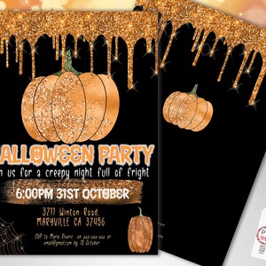 K&ouml;nnte beinhalten: Halloween-Party-Einladung mit schwarzem Hintergrund, orangefarbenen K&uuml;rbissen und goldenen Glitzerakzenten. Der Text lautet "HALLOWEEN PARTY" mit Veranstaltungsdetails. Enth&auml;lt eine kleine K&uuml;rbisgrafik und ein Spinnennetz.