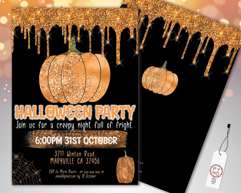 K&ouml;nnte beinhalten: Halloween-Party-Einladung mit schwarzem Hintergrund, orangefarbenen K&uuml;rbissen und goldenen Glitzerakzenten. Der Text lautet "HALLOWEEN PARTY" mit Veranstaltungsdetails. Enth&auml;lt eine kleine K&uuml;rbisgrafik und ein Spinnennetz.