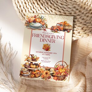 Puede incluir: Una invitaci&oacute;n a una cena de Friendsgiving con tem&aacute;tica oto&ntilde;al. La invitaci&oacute;n presenta un cami&oacute;n rojo con calabazas, una bandeja de varios niveles con fruta de oto&ntilde;o y una cesta de calabazas. El texto dice "Por favor, &uacute;nase a nosotros para una cena de Friendsgiving, s&aacute;bado 19 de noviembre a las 7:00 p. m., 1234 Simpson Rd, Gordon, RSVP a Maria Rivers".