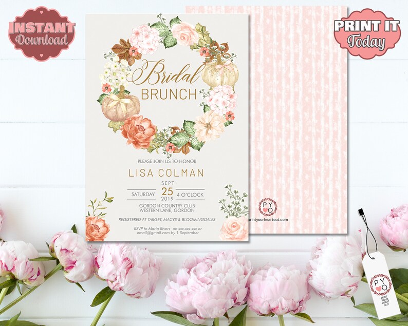 Puede incluir: Una corona floral con calabazas y follaje de oto&ntilde;o rodea el texto "Bridal Brunch" sobre un fondo crema. La invitaci&oacute;n es para el brunch de boda de Lisa Colman el 25 de septiembre de 2019 a las 4 de la tarde en el Gordon Country Club en Gordon.