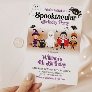 K&ouml;nnte beinhalten: Eine Einladung zu einer Halloween-Geburtstagsfeier mit dem Text "You're invited to a Spooktacular Birthday Party". Die Einladung zeigt Cartoon-Illustrationen eines Geistes, einer Hexe, eines Vampirs und eines K&uuml;rbisses. Die Einladung ist f&uuml;r Williams 4. Geburtstag.