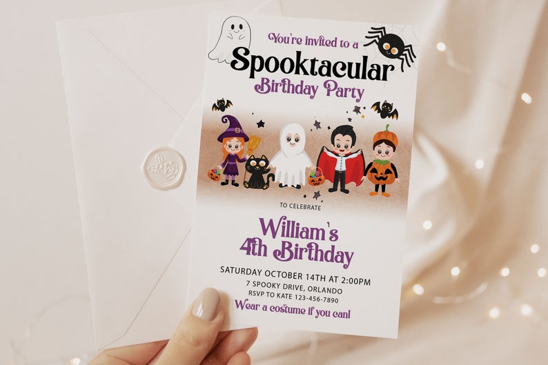 K&ouml;nnte beinhalten: Eine Einladung zu einer Halloween-Geburtstagsfeier mit dem Text "You're invited to a Spooktacular Birthday Party". Die Einladung zeigt Cartoon-Illustrationen eines Geistes, einer Hexe, eines Vampirs und eines K&uuml;rbisses. Die Einladung ist f&uuml;r Williams 4. Geburtstag.