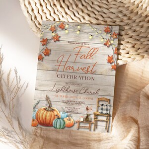K&ouml;nnte beinhalten: Einladung zur Herbst-Ernte-Feier mit rustikalem Holz-Hintergrund, orangefarbenen und blauen K&uuml;rbissen, einem Stuhl mit kariertem Kissen und Lichterketten mit Herbstbl&auml;ttern. Die Einladung gilt f&uuml;r alle in der Lighthouse Church am 20. Oktober um 19:00 Uhr.