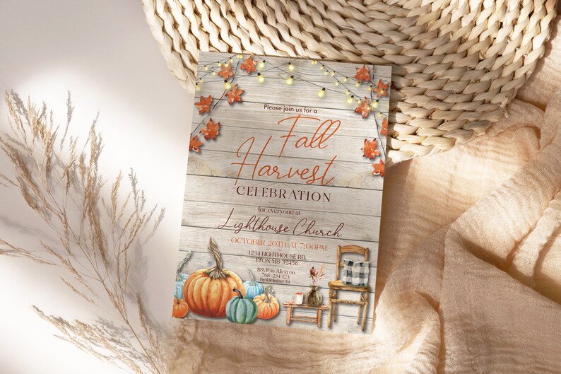 K&ouml;nnte beinhalten: Einladung zur Herbst-Ernte-Feier mit rustikalem Holz-Hintergrund, orangefarbenen und blauen K&uuml;rbissen, einem Stuhl mit kariertem Kissen und Lichterketten mit Herbstbl&auml;ttern. Die Einladung gilt f&uuml;r alle in der Lighthouse Church am 20. Oktober um 19:00 Uhr.