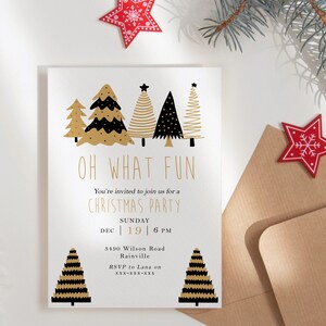 K&ouml;nnte beinhalten: Eine Weihnachtsparty-Einladung mit festlichem Design. Die Einladung zeigt stilisierte goldene und schwarze Weihnachtsb&auml;ume und den Text "OH WHAT FUN". Ein roter Stern und ein brauner Umschlag sind ebenfalls zu sehen.