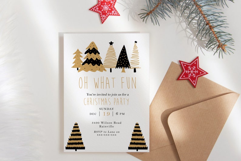K&ouml;nnte beinhalten: Eine Weihnachtsparty-Einladung mit festlichem Design. Die Einladung zeigt stilisierte goldene und schwarze Weihnachtsb&auml;ume und den Text "OH WHAT FUN". Ein roter Stern und ein brauner Umschlag sind ebenfalls zu sehen.