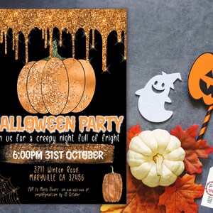 K&ouml;nnte beinhalten: Halloween-Party-Einladung mit schwarzem Hintergrund, orangefarbener K&uuml;rbisgrafik und goldenen Glitzerakzenten. Der Einladungstext lautet "Halloween Party" und enth&auml;lt Veranstaltungsdetails. Eine kleine K&uuml;rbis- und Spinnennetzgrafik sind ebenfalls enthalten.