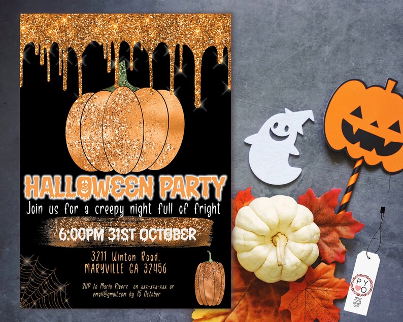 K&ouml;nnte beinhalten: Halloween-Party-Einladung mit schwarzem Hintergrund, orangefarbener K&uuml;rbisgrafik und goldenen Glitzerakzenten. Der Einladungstext lautet "Halloween Party" und enth&auml;lt Veranstaltungsdetails. Eine kleine K&uuml;rbis- und Spinnennetzgrafik sind ebenfalls enthalten.