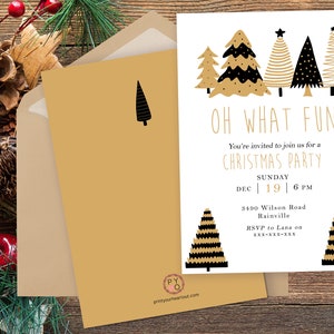 K&ouml;nnte beinhalten: Eine Weihnachtsparty-Einladung mit einem goldenen und schwarzen Baumdesign. Die Einladung lautet "OH WHAT FUN" und enth&auml;lt Party-Details. Ein goldener Umschlag mit einem schwarzen Baumdesign ist ebenfalls sichtbar.