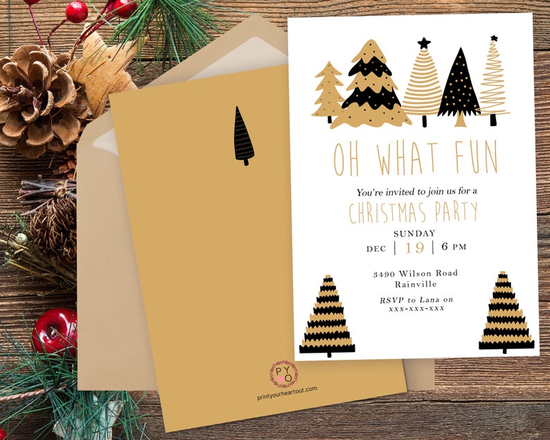 K&ouml;nnte beinhalten: Eine Weihnachtsparty-Einladung mit einem goldenen und schwarzen Baumdesign. Die Einladung lautet "OH WHAT FUN" und enth&auml;lt Party-Details. Ein goldener Umschlag mit einem schwarzen Baumdesign ist ebenfalls sichtbar.
