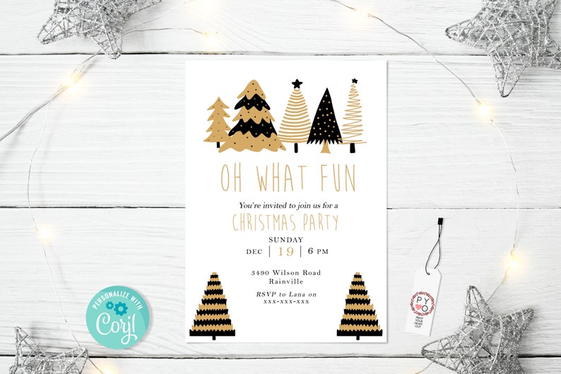 K&ouml;nnte beinhalten: Eine wei&szlig;e Weihnachtsparty-Einladung mit gold- und schwarz illustrierten Weihnachtsb&auml;umen. Der Text lautet "OH WHAT FUN" und enth&auml;lt Party-Details. Ein Etikett mit einem Herzlogo ist angebracht.