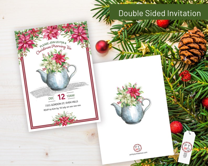 K&ouml;nnte beinhalten: Doppelseitige Weihnachtseinladung mit einer Aquarellillustration einer Teekanne gef&uuml;llt mit Weihnachtssternen und anderen Blumen. Die Einladung enth&auml;lt den Text "Please join us for a Christmas Morning Tea" und Veranstaltungsdetails.