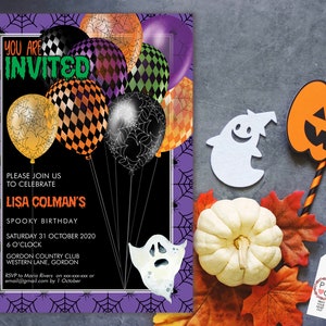 K&ouml;nnte beinhalten: Halloween-Einladung mit lila Spinnennetz-Rand und bunten Luftballons. Der Text lautet "You are Invited" und Details f&uuml;r Lisa Colmans Spooky Birthday. Enth&auml;lt einen K&uuml;rbis, einen Geist und Herbstbl&auml;tter.