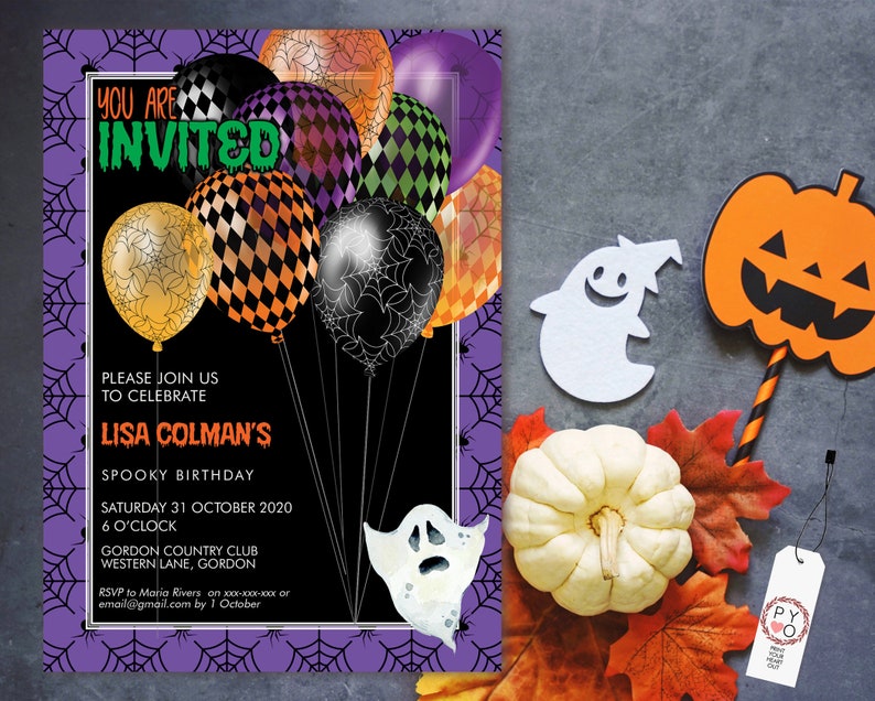 K&ouml;nnte beinhalten: Halloween-Einladung mit lila Spinnennetz-Rand und bunten Luftballons. Der Text lautet "You are Invited" und Details f&uuml;r Lisa Colmans Spooky Birthday. Enth&auml;lt einen K&uuml;rbis, einen Geist und Herbstbl&auml;tter.