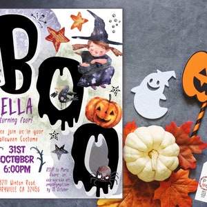 K&ouml;nnte beinhalten: Eine Halloween-Einladung mit dem Wort "BOO" in schwarzen, tropfenden Buchstaben. Die Einladung enth&auml;lt den Text "BELLA wird vier!" und Veranstaltungsdetails. Dekorative Elemente sind eine Hexe, ein K&uuml;rbis, Sterne und eine Spinne.
