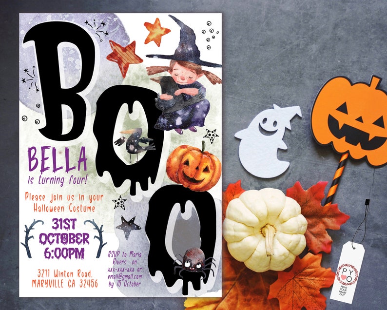 K&ouml;nnte beinhalten: Eine Halloween-Einladung mit dem Wort "BOO" in schwarzen, tropfenden Buchstaben. Die Einladung enth&auml;lt den Text "BELLA wird vier!" und Veranstaltungsdetails. Dekorative Elemente sind eine Hexe, ein K&uuml;rbis, Sterne und eine Spinne.
