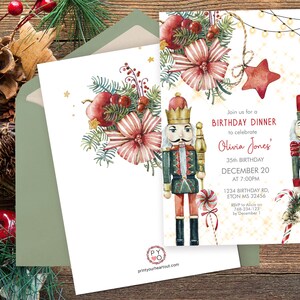 Op de afbeelding: Een feestelijke uitnodiging voor een verjaardagsdiner met aquarel illustraties van een notenkraker, zuurstokken en kerstgroen. De uitnodiging bevat de tekst "VERJAARDAGSDINER" en details voor Olivia Jones' 35e verjaardag op 20 december.