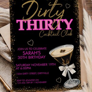 Peut inclure: Une carte d'invitation rectangulaire noire avec des bords &agrave; paillettes dor&eacute;es affichant le texte Dirty THIRTY Cocktail Club, Sarah's 30th Birthday et les d&eacute;tails en rose et or. Un verre &agrave; martini avec un n&oelig;ud blanc est illustr&eacute;.