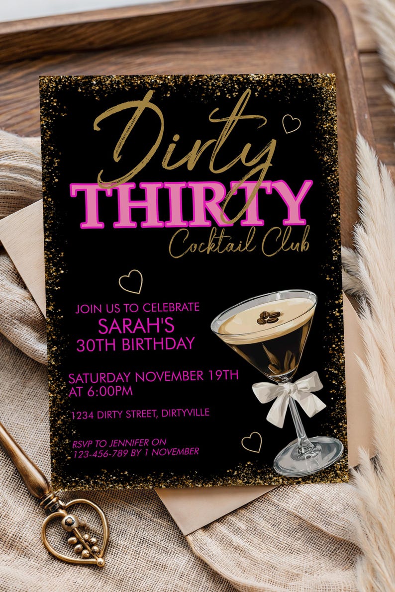 Peut inclure: Une carte d'invitation rectangulaire noire avec des bords &agrave; paillettes dor&eacute;es affichant le texte Dirty THIRTY Cocktail Club, Sarah's 30th Birthday et les d&eacute;tails en rose et or. Un verre &agrave; martini avec un n&oelig;ud blanc est illustr&eacute;.