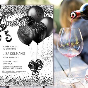 Puede incluir: Invitaci&oacute;n de cumplea&ntilde;os en blanco y negro con confeti de purpurina plateado y globos negros. La invitaci&oacute;n dice "Est&aacute;s invitado" e incluye los detalles de la fiesta de cumplea&ntilde;os n&uacute;mero 40 de Lisa Colman.
