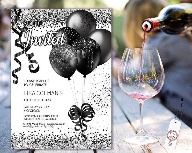 Puede incluir: Invitaci&oacute;n de cumplea&ntilde;os en blanco y negro con confeti de purpurina plateado y globos negros. La invitaci&oacute;n dice "Est&aacute;s invitado" e incluye los detalles de la fiesta de cumplea&ntilde;os n&uacute;mero 40 de Lisa Colman.